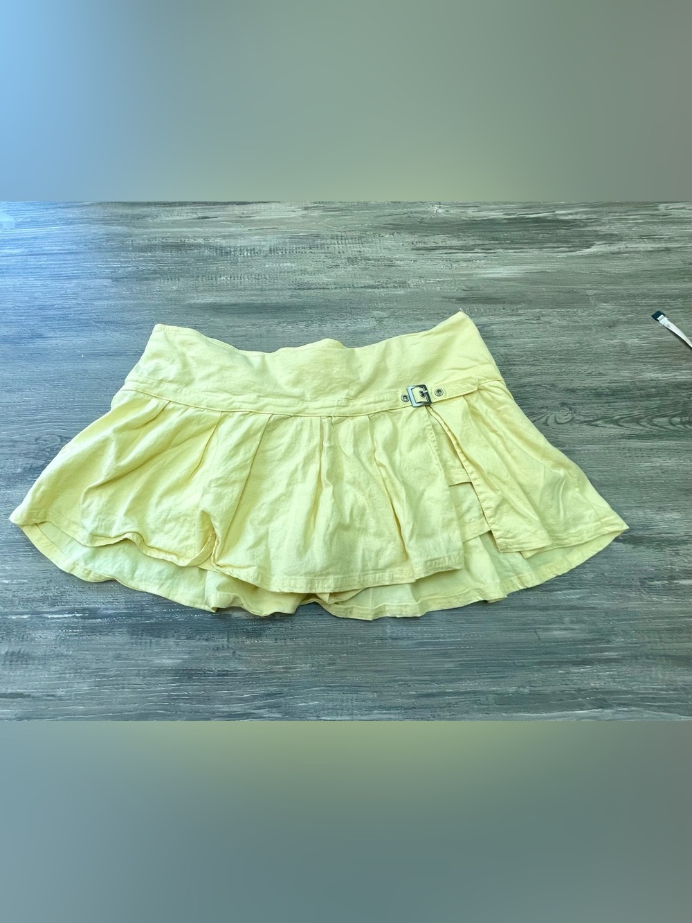 Urban Outfitters Pale Yellow Cotton Ruffled Skort with Silver Buckle/side zip